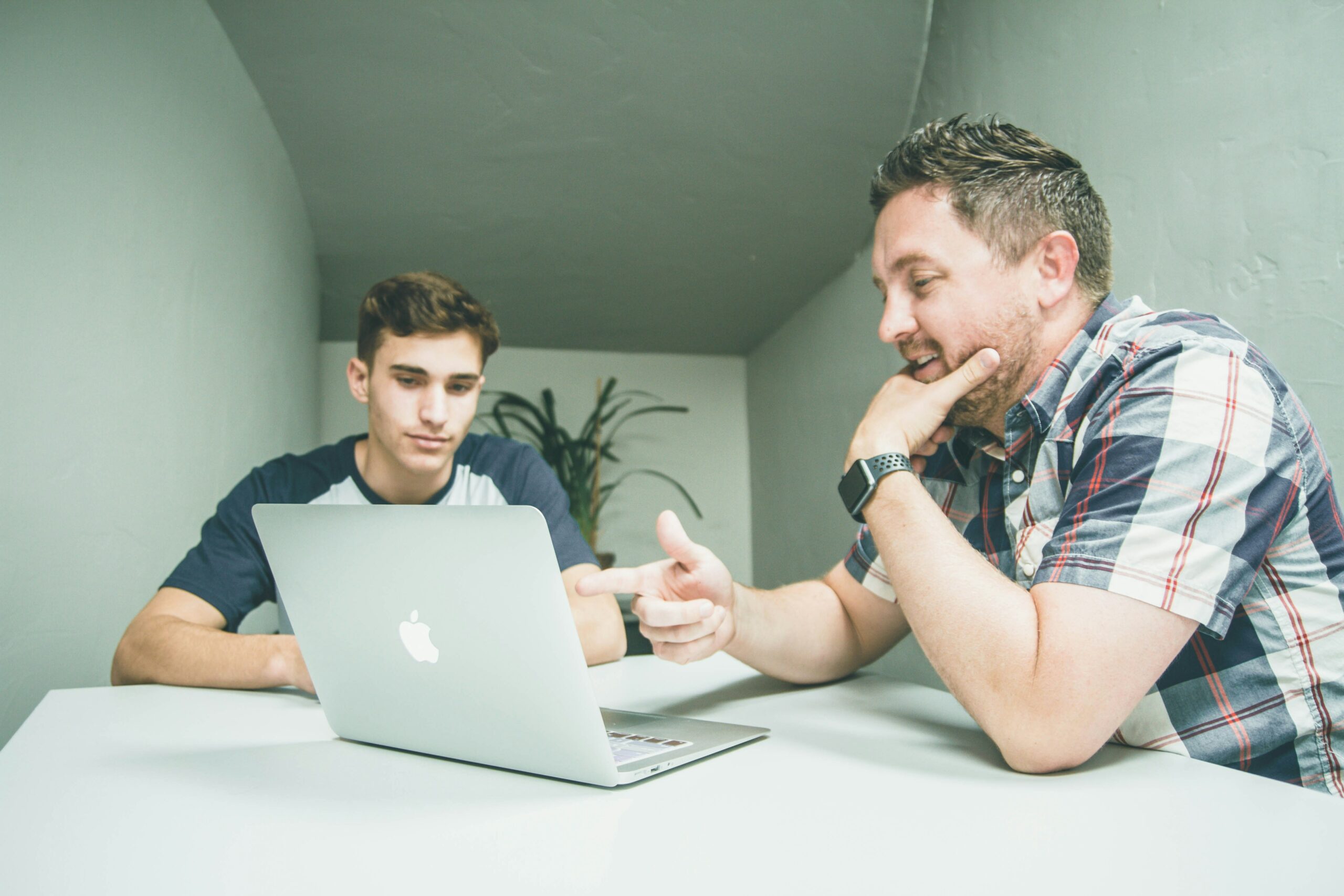 Un parent et un adolescent lors d'une séance d'accompagnement en orientation scolaire